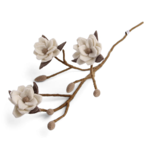 Branche avec fleurs blanches de magnolia en laine feutrée