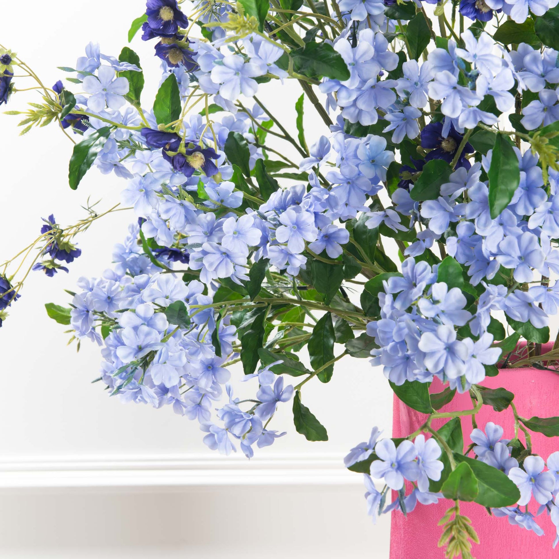 Bouquet artificiel avec branche de cosmos des prés et autres fleurs. 