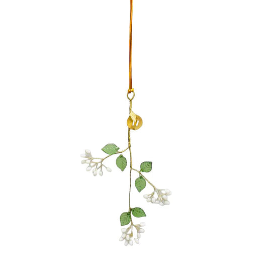 Branche à suspendre en fils dorés torsadés avec fleurs de perles blanches et feuilles vertes.