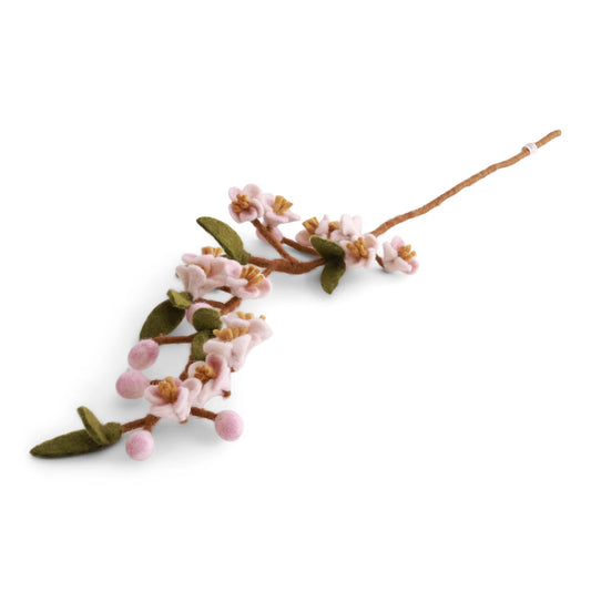 Branche avec fleurs de cerisier en laine feutrée.