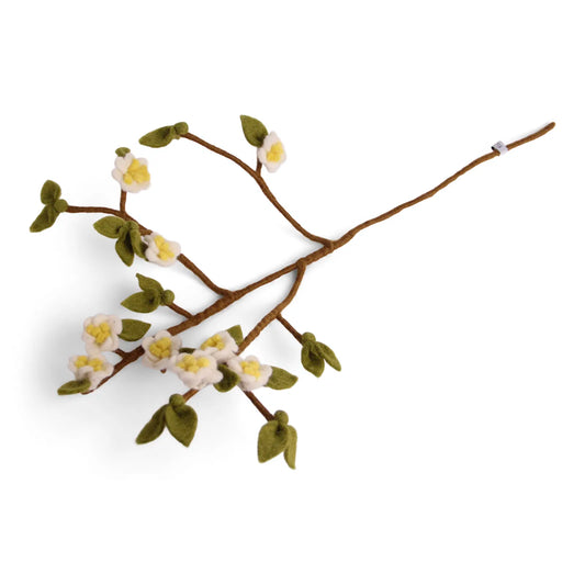 Branche de fleurs de pommier jaune et blanche avec des feuilles vertes. 