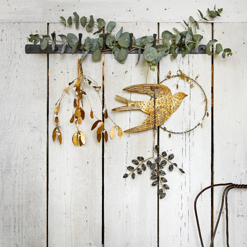 Branche de gui à suspendre en métal doré avec des petites perles blanches.