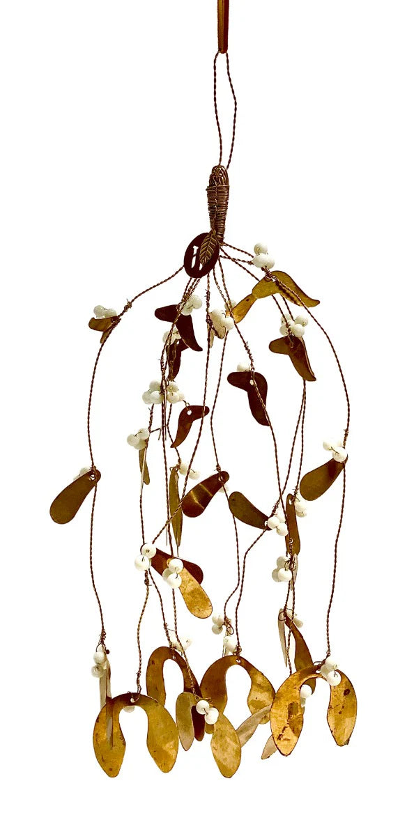 Branche de gui à suspendre en métal doré avec des petites perles blanches.