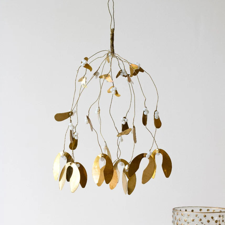 Branche de gui à suspendre en métal doré avec des petites perles blanches.