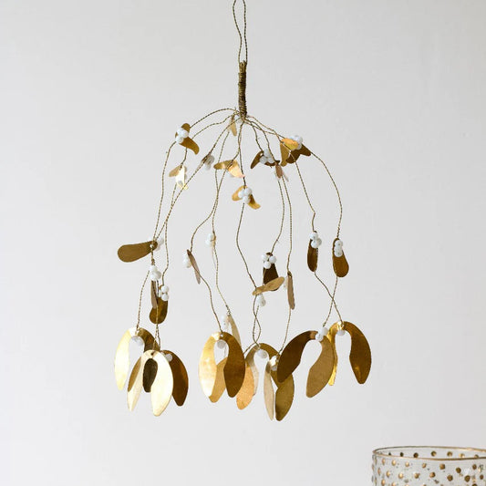 Branche de gui à suspendre en métal doré avec des petites perles blanches.