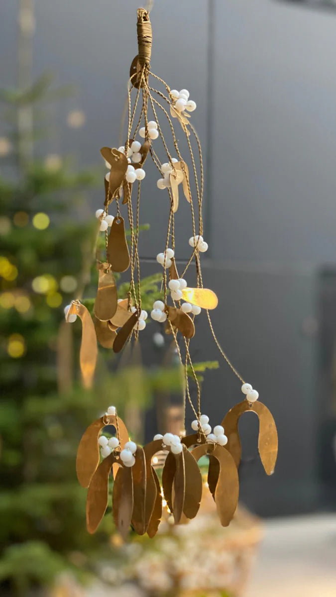 Branche de gui à suspendre en métal doré avec des petites perles blanches.