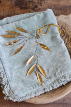 Charger l&#39;image dans la galerie, Décoration de Noël : Branche avec feuilles dorées
