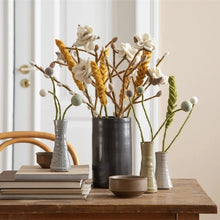 Charger l&#39;image dans la galerie, Branche de fleurs de magnolias blanche ou rose en laine
