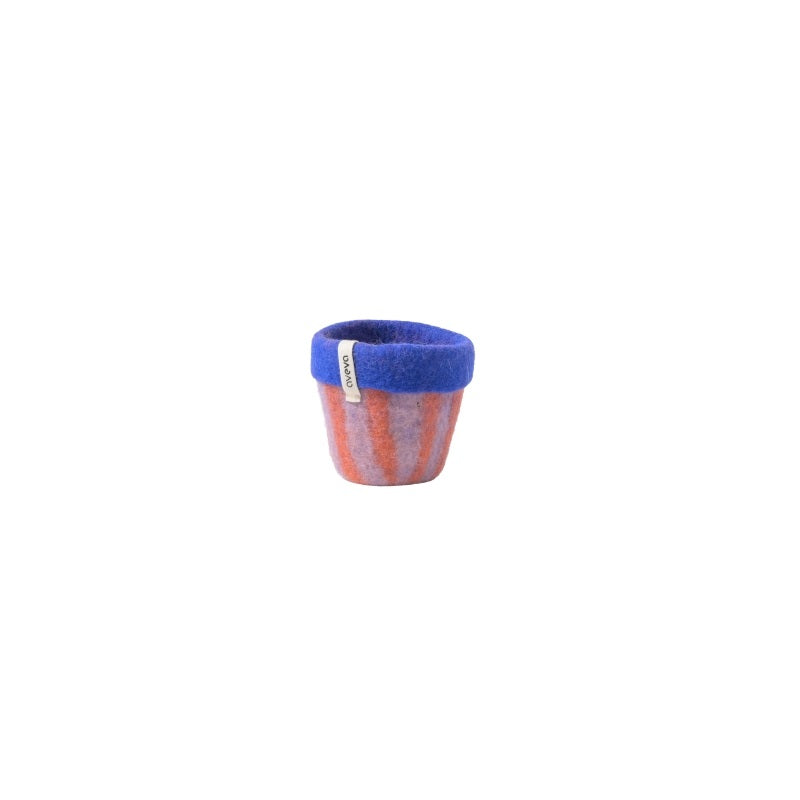 Petit cache pot en laine feutrée, bleu avec des rayures parme et orange.