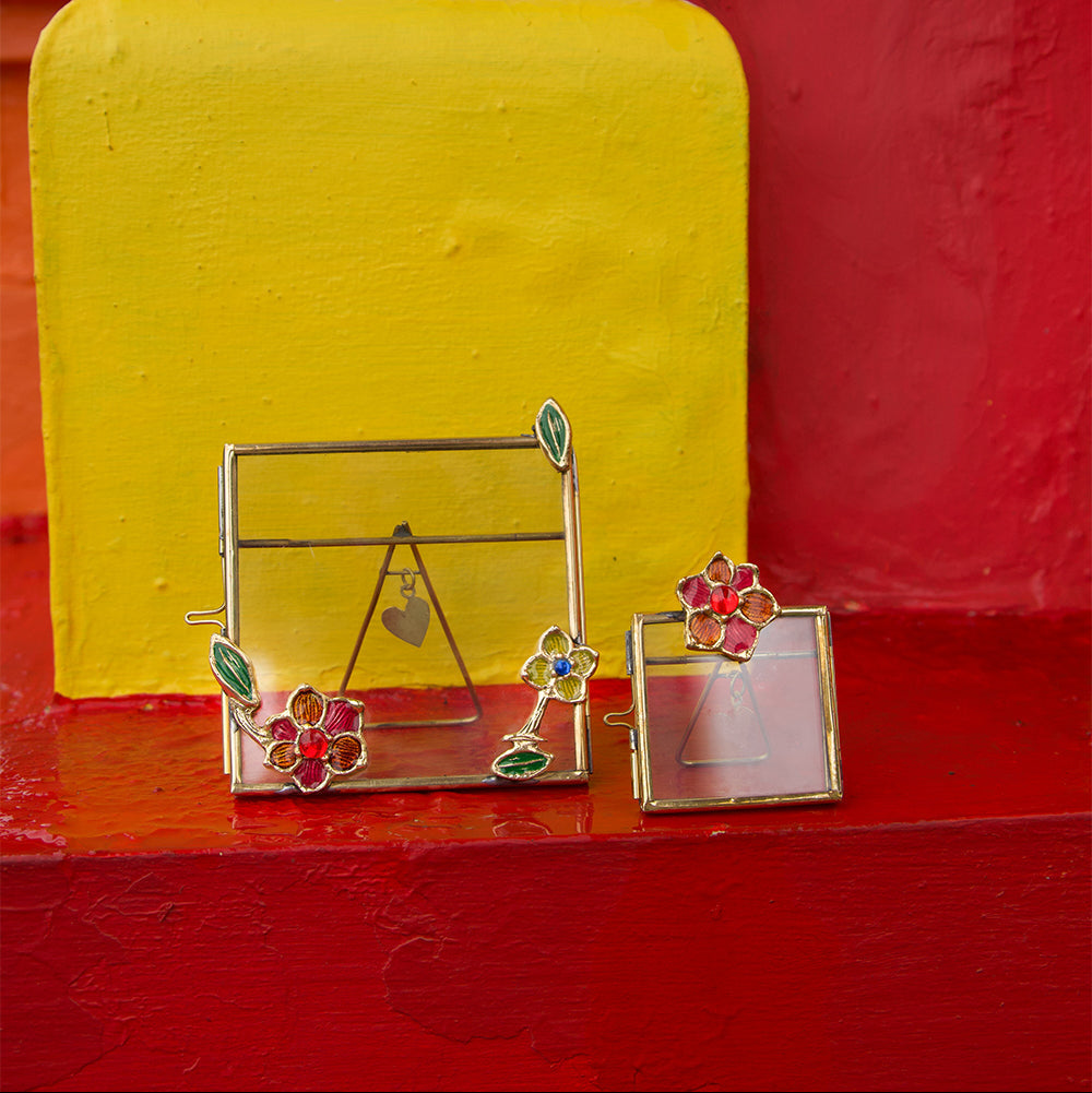 Cadre photo carré en laiton doré à poser, avec fleur rouge et feuilles