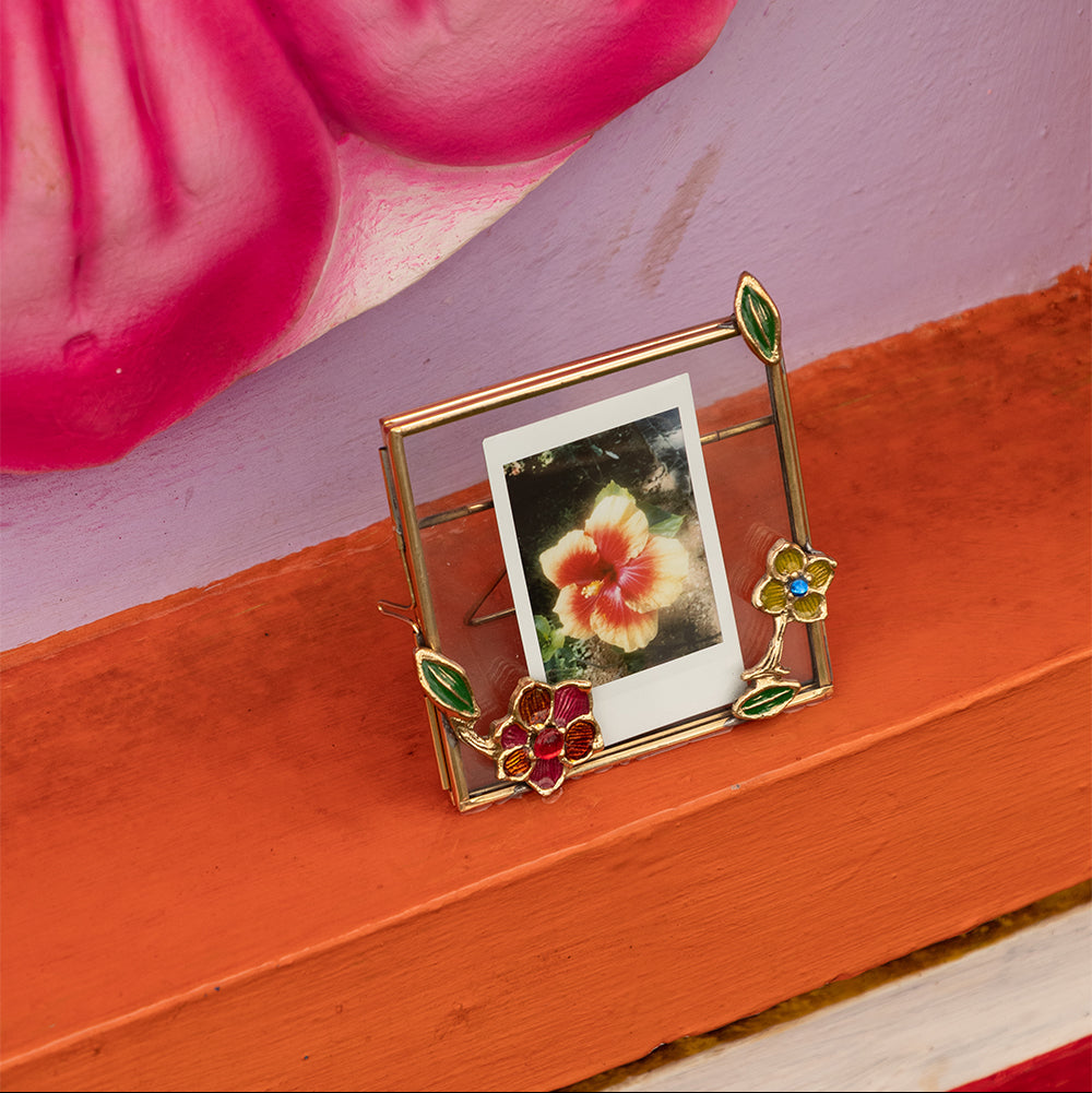 Cadre photo carré en laiton doré à poser, avec fleur rouge et feuilles