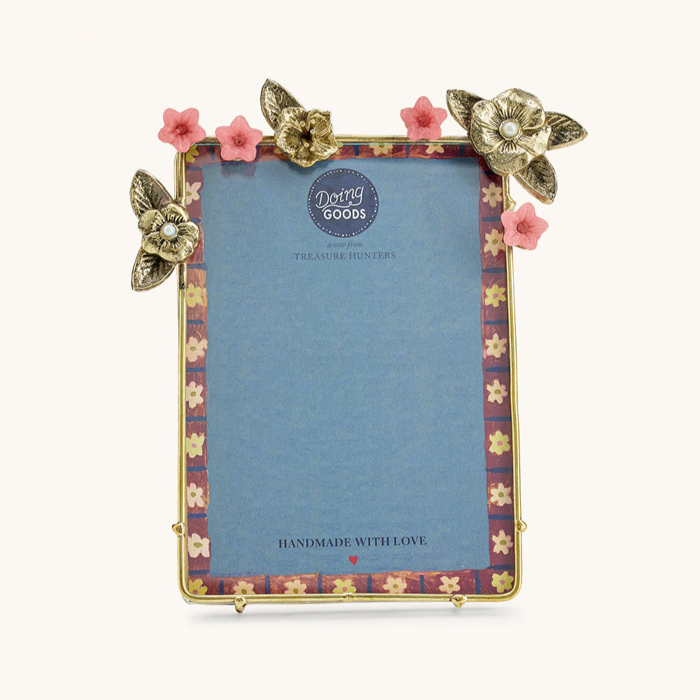 Cadre en laiton doré avec motifs de fleurs sauvages dorées et roses incrustées.
