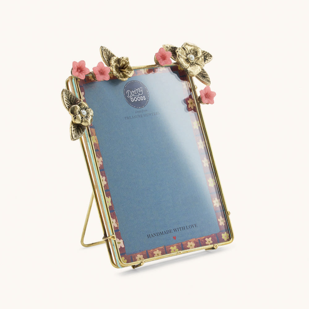 Cadre en laiton doré avec motifs de fleurs sauvages dorées et roses incrustées.