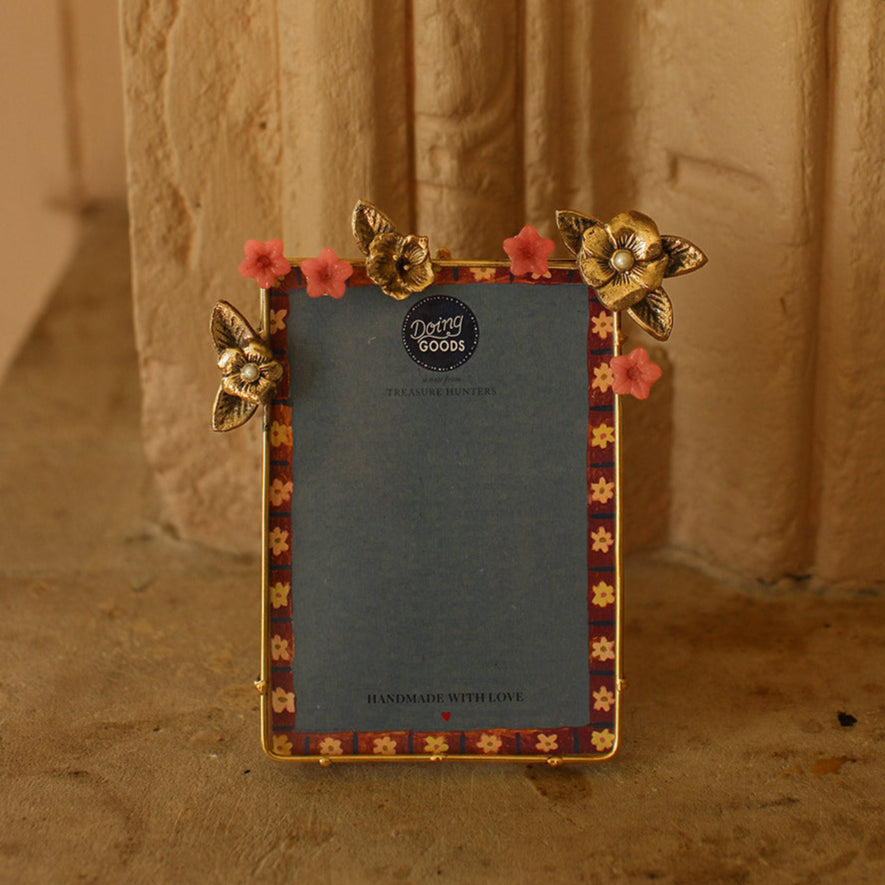 Cadre en laiton doré avec motifs de fleurs sauvages dorées et roses incrustées.