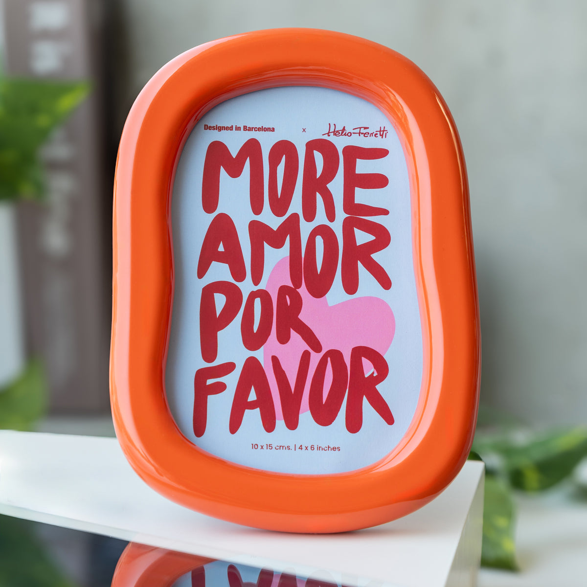 Cadre pour photo 10x15 cm avec bord de forme organique et de couleur orange vif. 