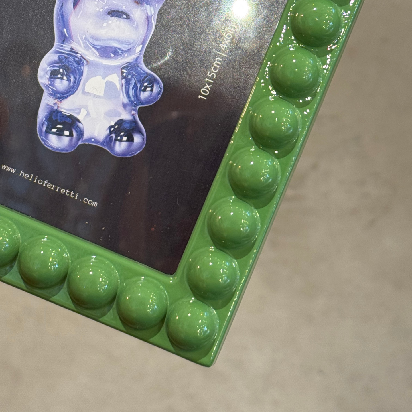 Cadre à poser pour photo 10x15 cm avec bord vert avec des boules.