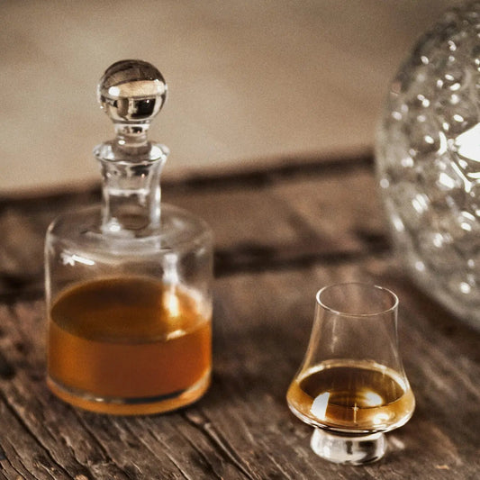 Carafe en verre cylindrique transparent avec bouchon rond. 