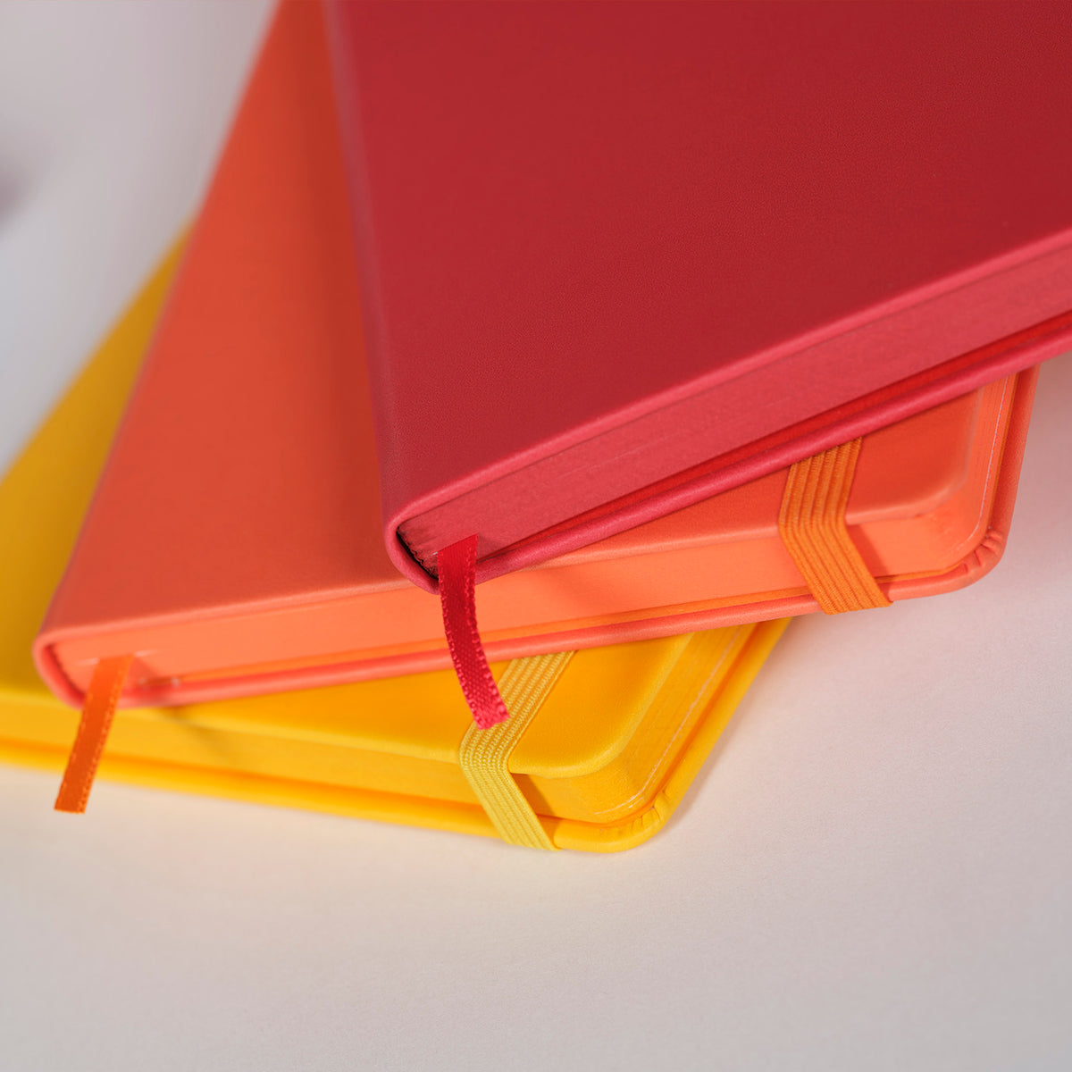 Carnets Castelli, collection All colour, coloris rouge, orange et jaune. 