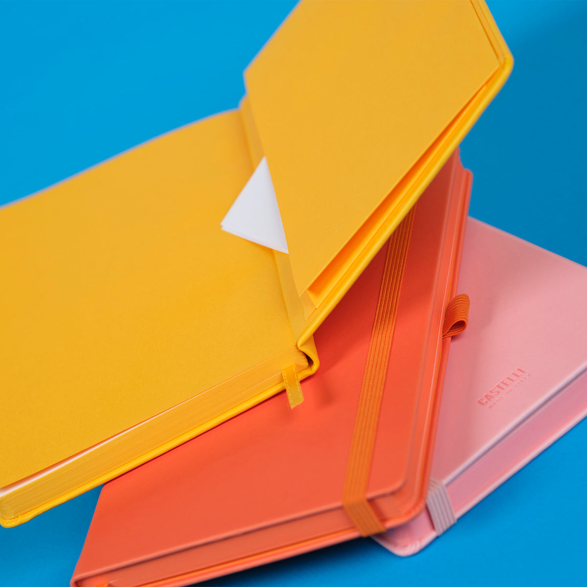 Carnets Castelli, collection All colour, coloris jaune, orange et rose. 
