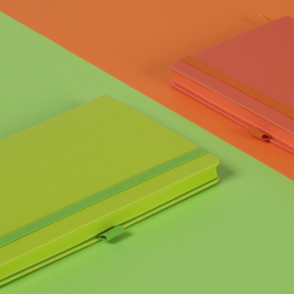 Carnets Castelli, collection All coloris vert et orange. 