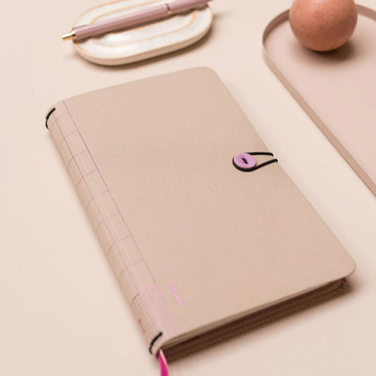 Carnet 3 en 1 avec couverture en lin, fermeture à bouton et détails métallisés roses.