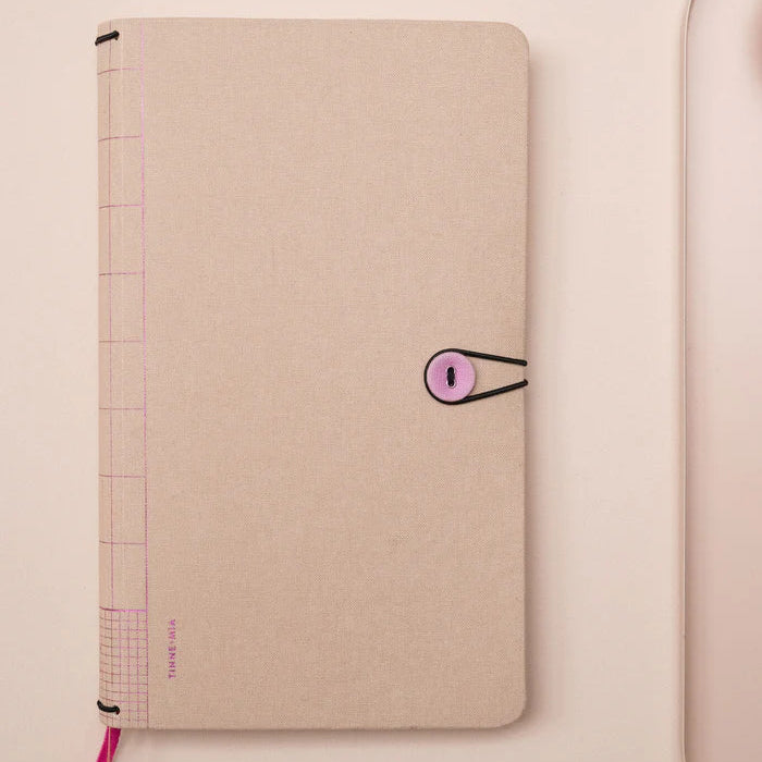 Carnet 3-en-1 rigide en lin avec bouton. 3 cahiers (ligné, pointillé, vierge) + pochette. Idéal pour notes, croquis et organisation créative.