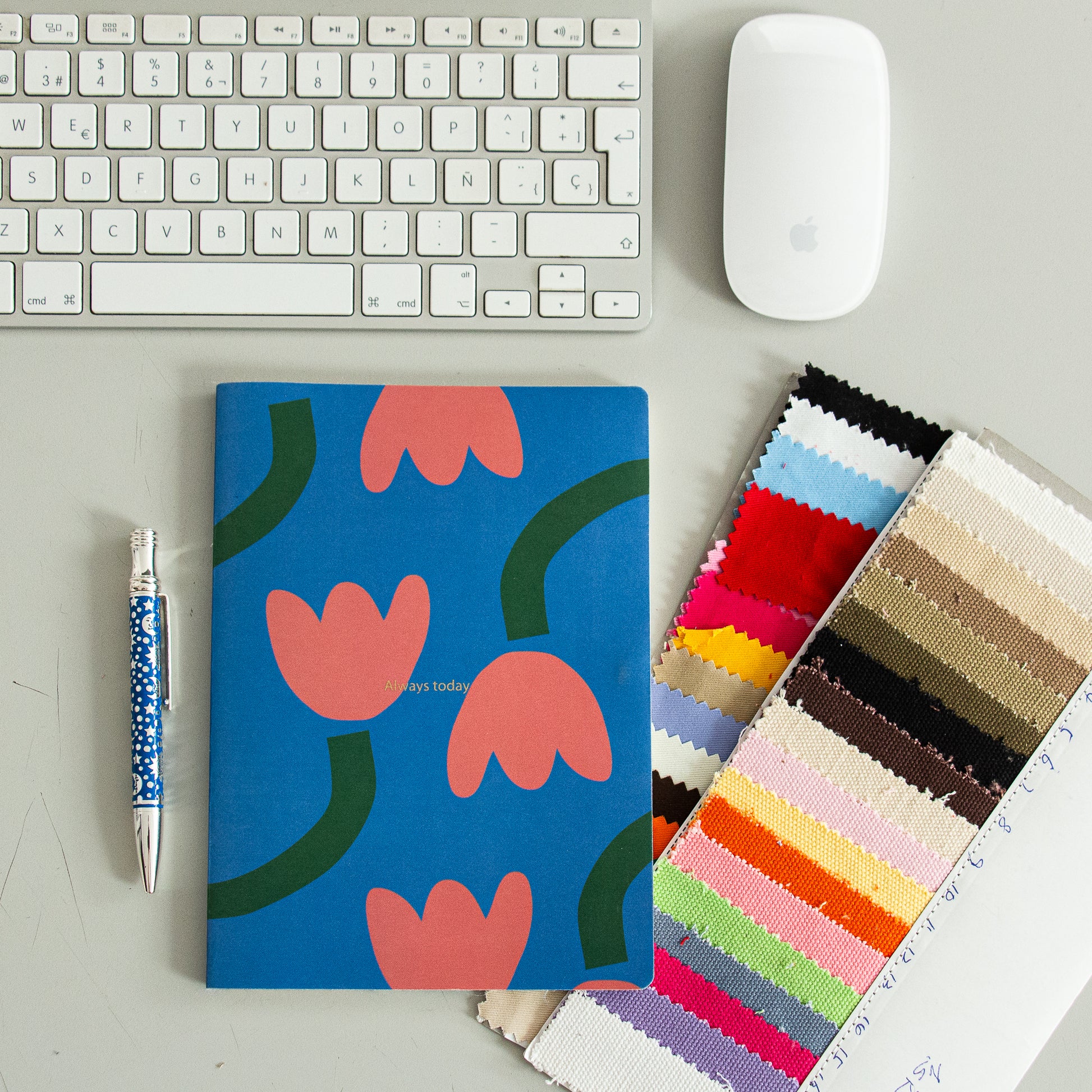 Carnet souple A5, graphisme tulipes bleu et rose. 