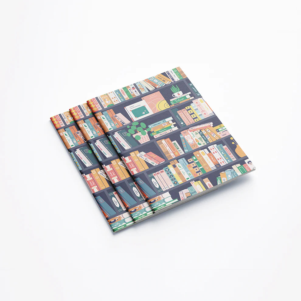 Carnet A6 avec une bibliothèque remplie de livres en couverture.