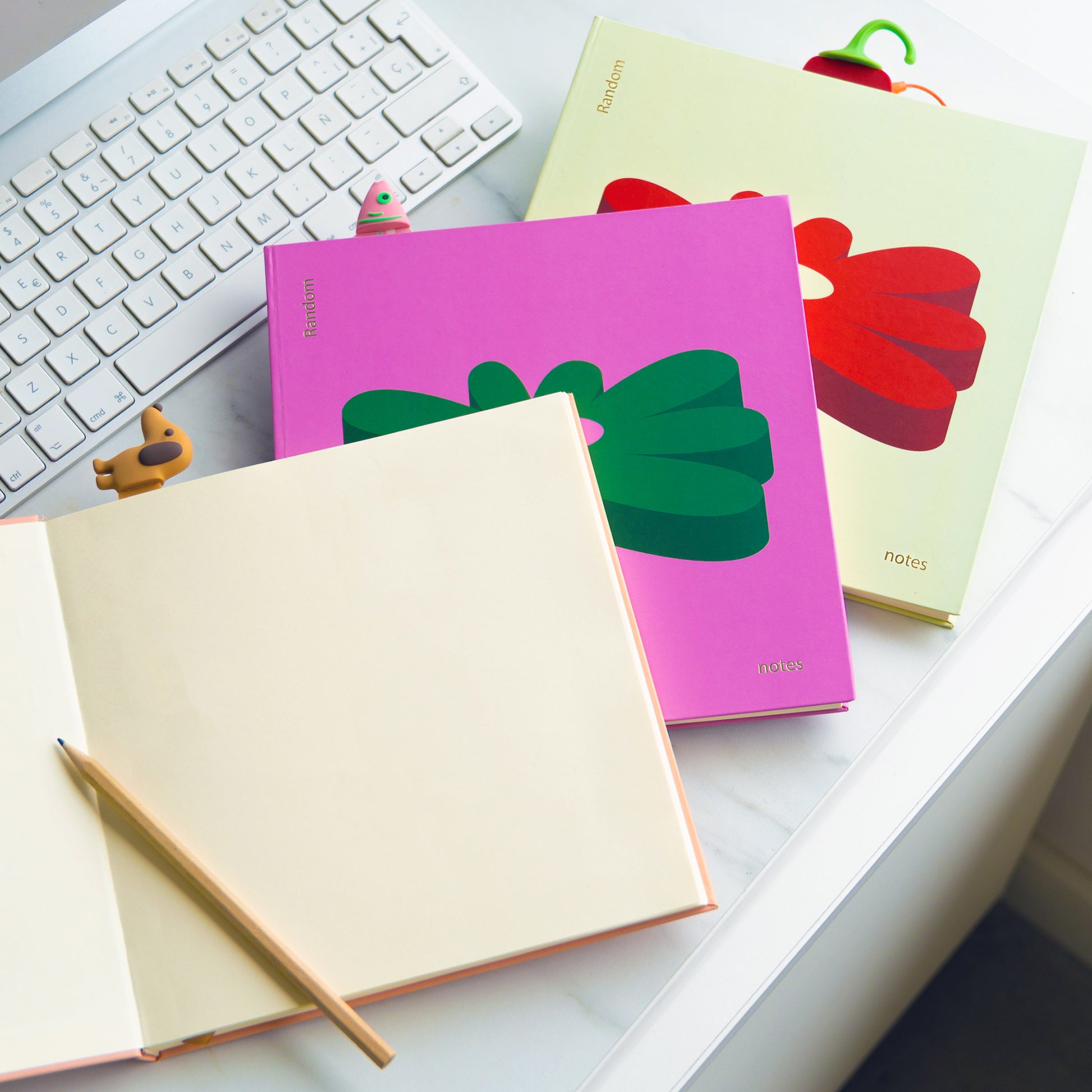 Ensemble de carnets rigides avec marguerite et intérieur uni crème. 