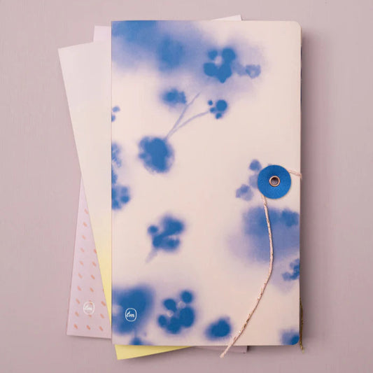 Carnet d'inspiration japonaise avec des motifs fleuris aquarellés bleus.
