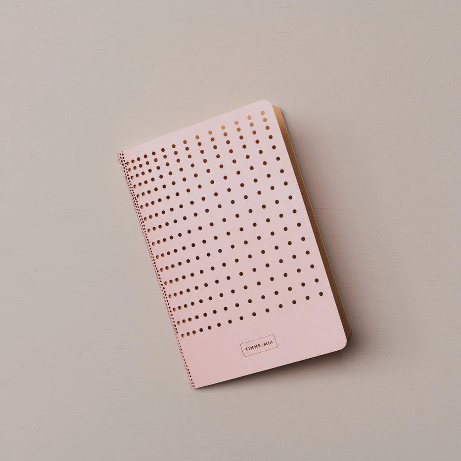 Petit carnet A6 souple de poche, couverture avec pointillés perforés et de couleurs rose. 