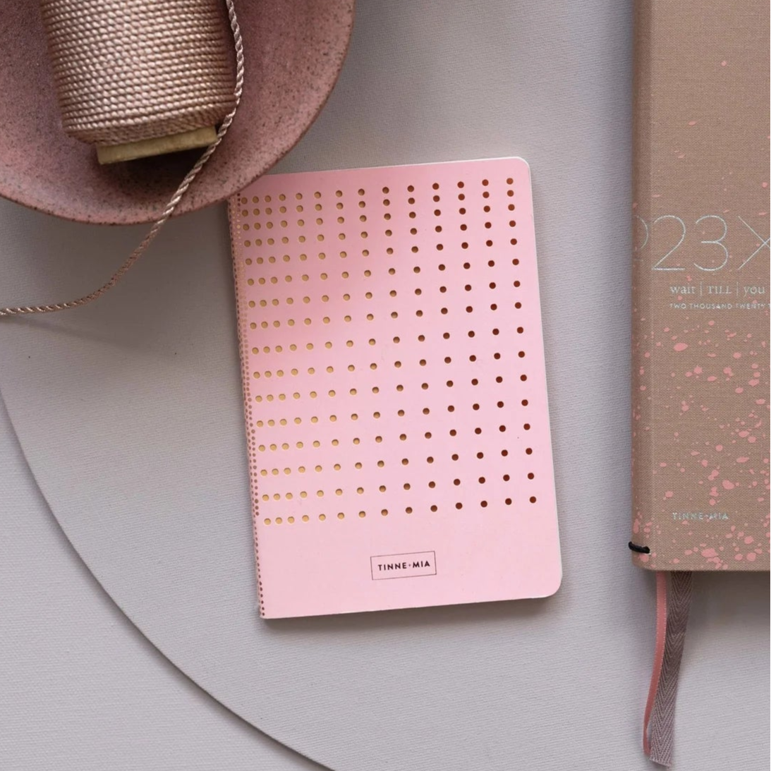 Petit carnet A6 souple de poche, couverture avec pointillés perforés et de couleurs rose. 