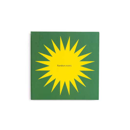 Carnet carré, couverture rigide verte avec soleil jaune. 