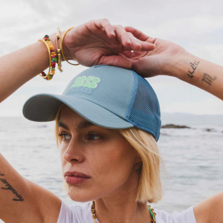 Casquette bleu céladon modèle Sunshine avec logo brodé vert, forme trucker avec filet.