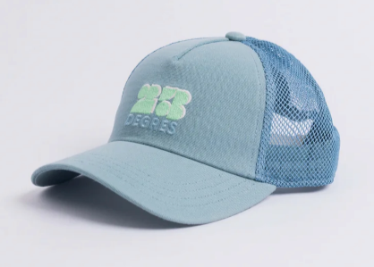 Casquette bleu céladon modèle Sunshine avec logo brodé vert, forme trucker avec filet.