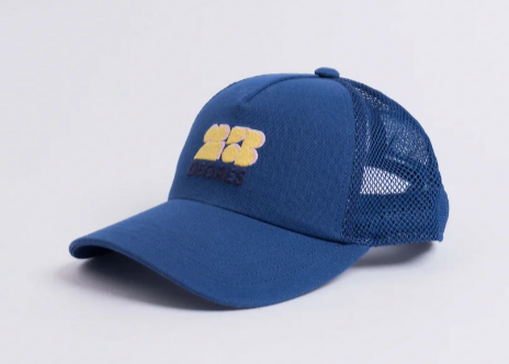 Casquette bleu marine modèle Sunshine avec logo brodé jaune, forme trucker avec filet.