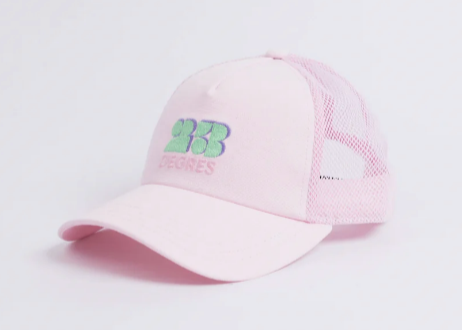 Casquette rose modèle Sunshine avec logo brodé vert, forme trucker avec filet.