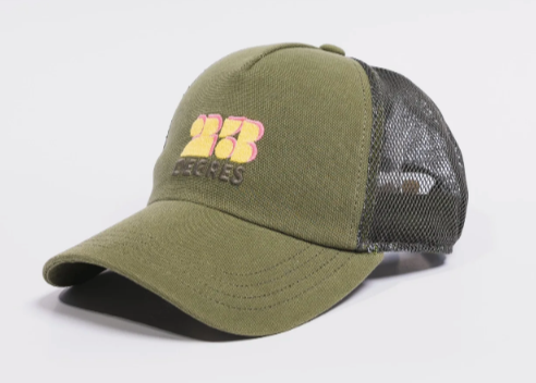 Casquette vert kaki modèle Sunshine avec logo brodé jaune, forme trucker avec filet.
