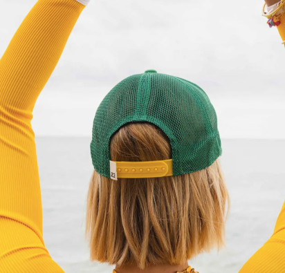 Casquette verte modèle Sunshine avec logo brodé jaune pâle, forme trucker avec filet.