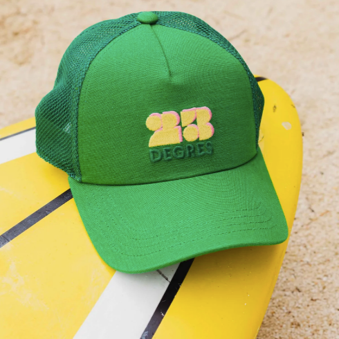 Casquette verte modèle Sunshine avec logo brodé jaune pâle, forme trucker avec filet.