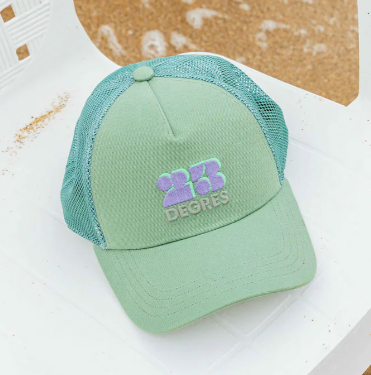 Casquette vert céladon modèle Sunshine avec logo brodé mauve, forme trucker avec filet.