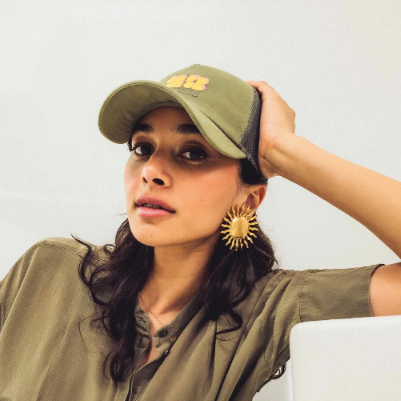 Casquette vert kaki modèle Sunshine avec logo brodé jaune, forme trucker avec filet.
