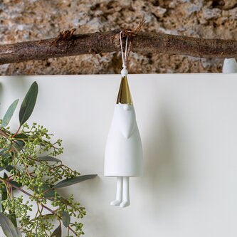 Cloche en porcelaine en forme de père Noël minimaliste, à suspendre dans le sapin ou ailleurs.