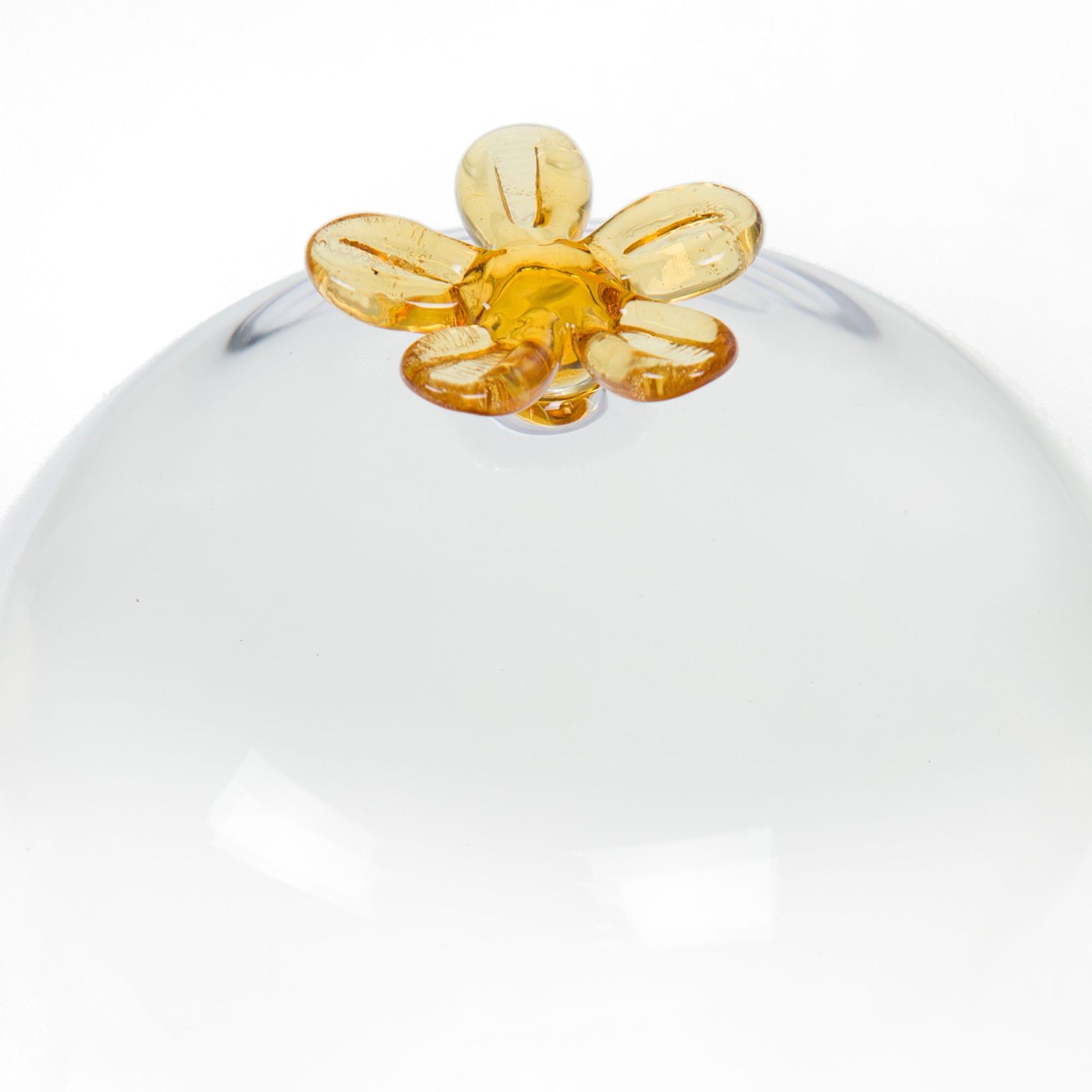 Fleur en verre jaune, détail sur cloche décorative en verre 