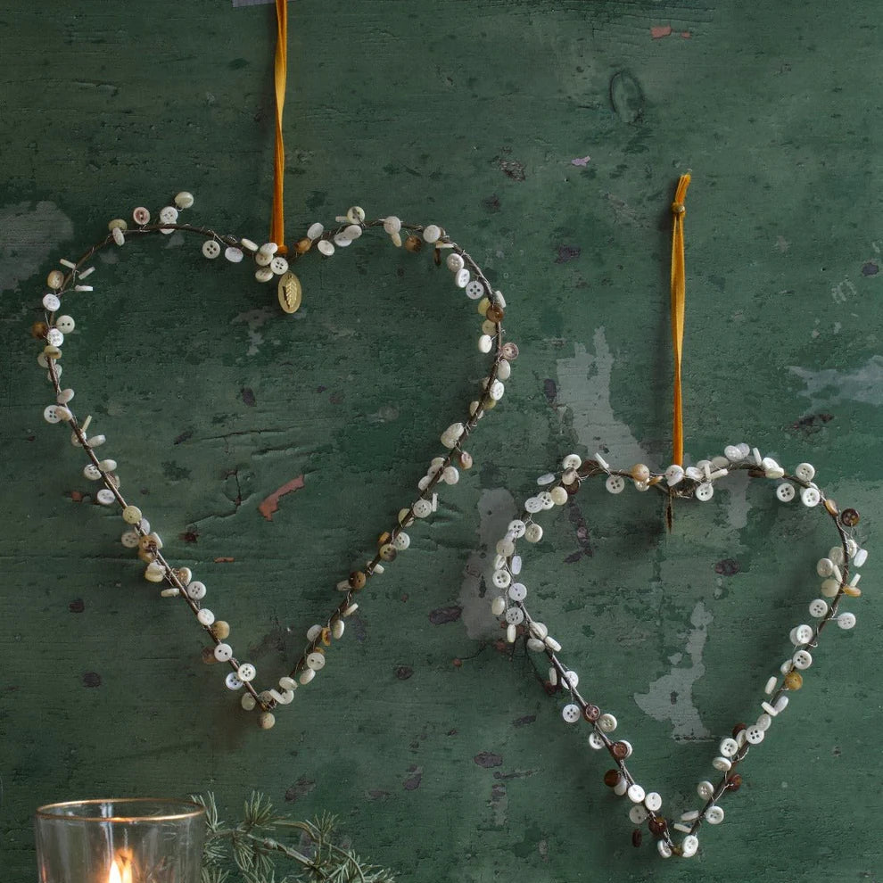 Set de coeurs en fils de fer ornés de boutons, à suspendre par un ruban orangé.