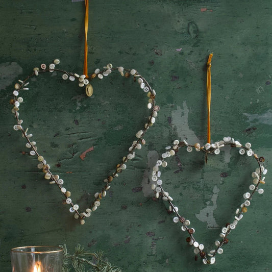 Set de coeurs en fils de fer ornés de boutons, à suspendre par un ruban orangé.