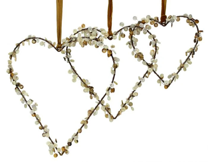 Set de coeurs en fils de fer ornés de boutons, à suspendre par un ruban orangé.