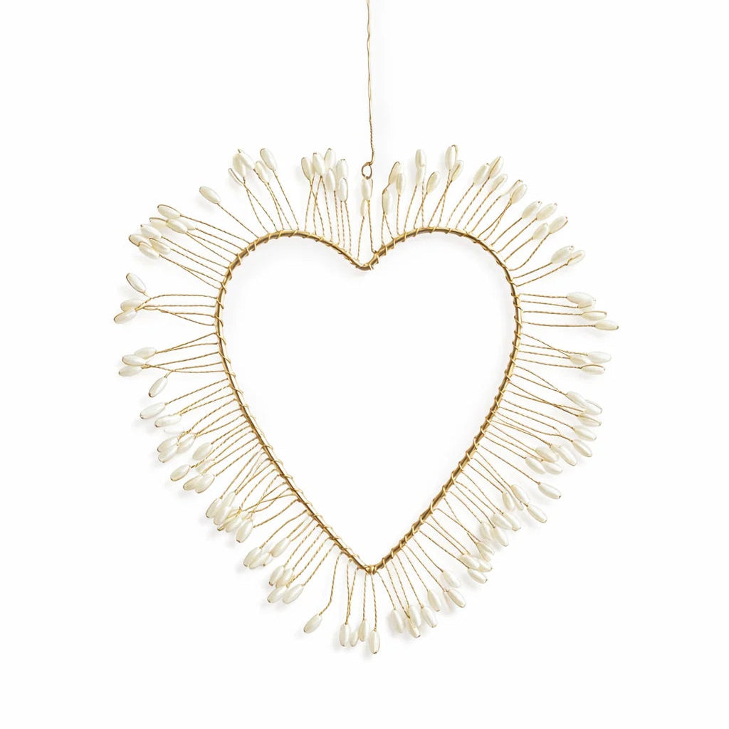 Coeur auréolé en fils dorés et perles blanches, à suspendre en décoration de Noël.