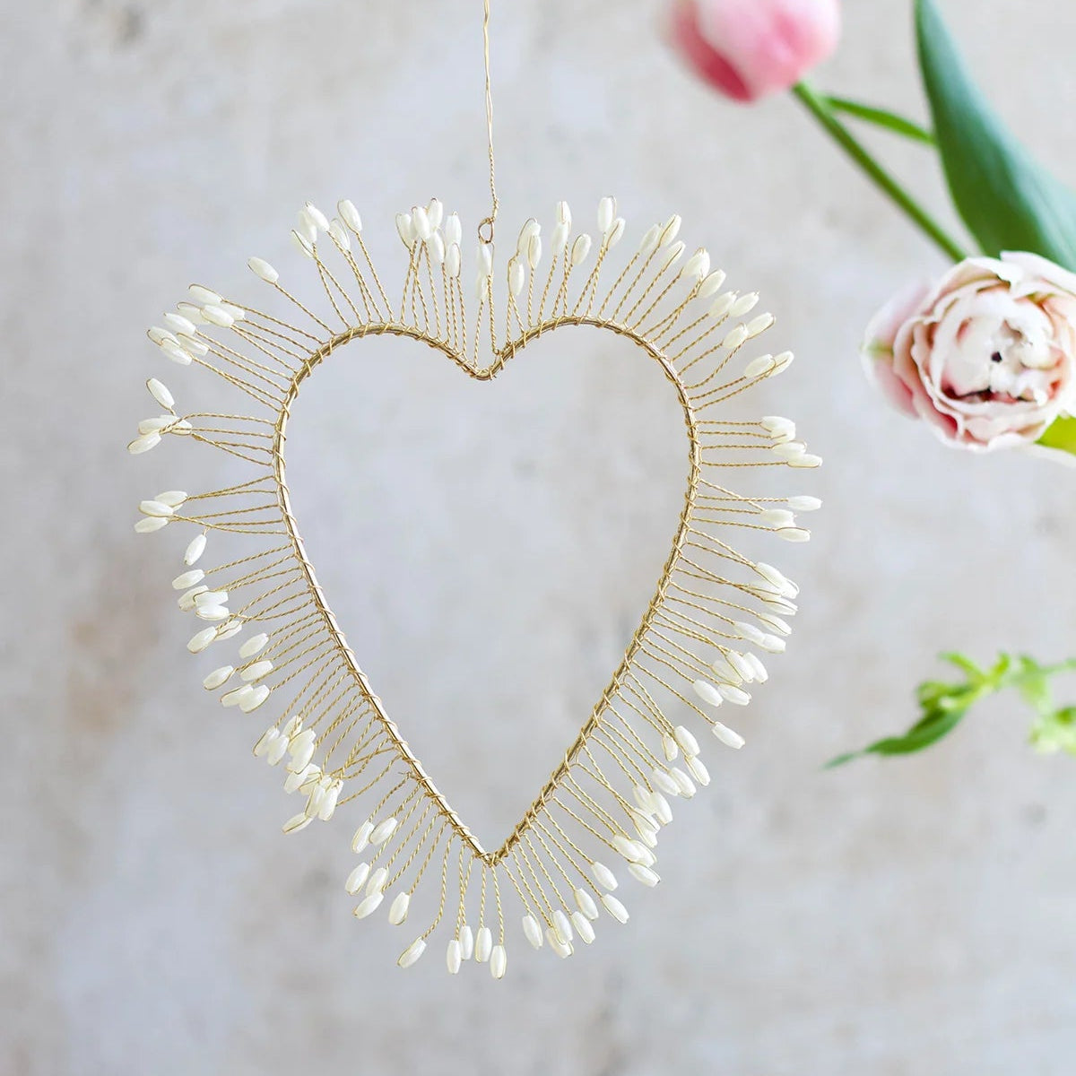 Coeur auréolé en fils dorés et perles blanches, à suspendre en décoration de Noël.