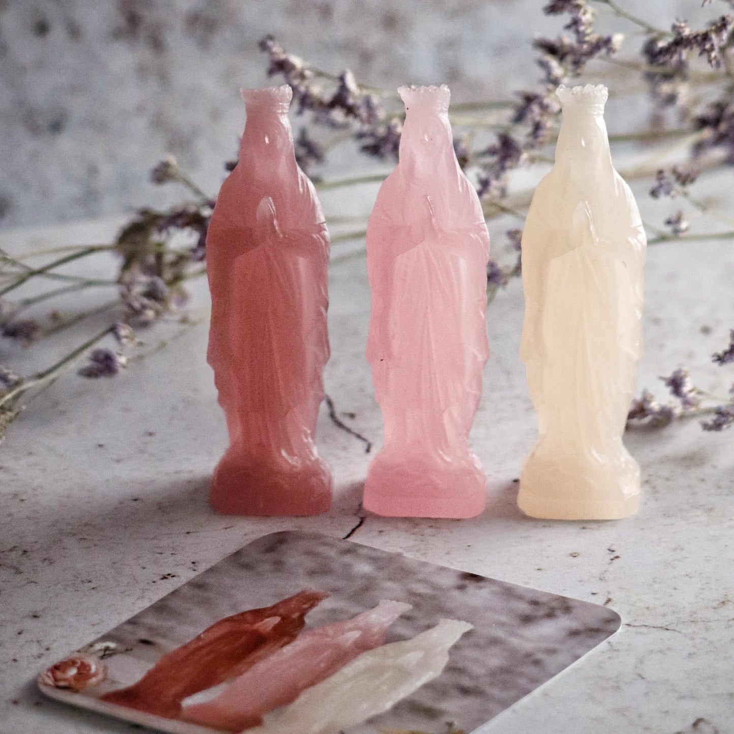 COFFRET DE 3 VIERGES BLANC ET ROSE DE LA CIERGERIE DES PREMONTRES - LA PETITE BOITE JAUNE